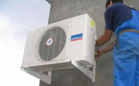 青島空調(diào)出現(xiàn)出風(fēng)量小、冷氣不足的原因及維修方法